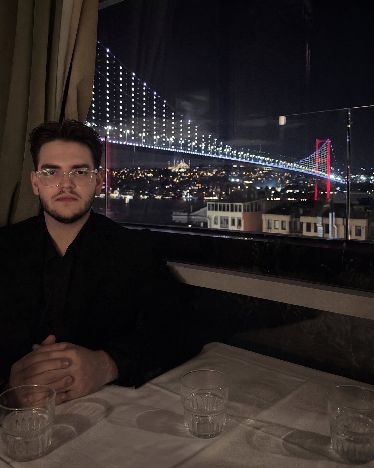 Emre Dikmen, İstanbul Boğazı manzarası önünde